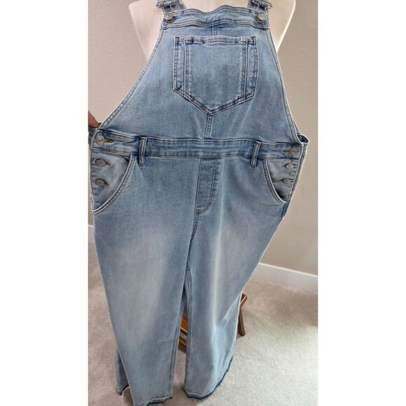 Vintage Style Light Wash Denim Overalls With Button Details & Front Pocket - Picture 2 of 11